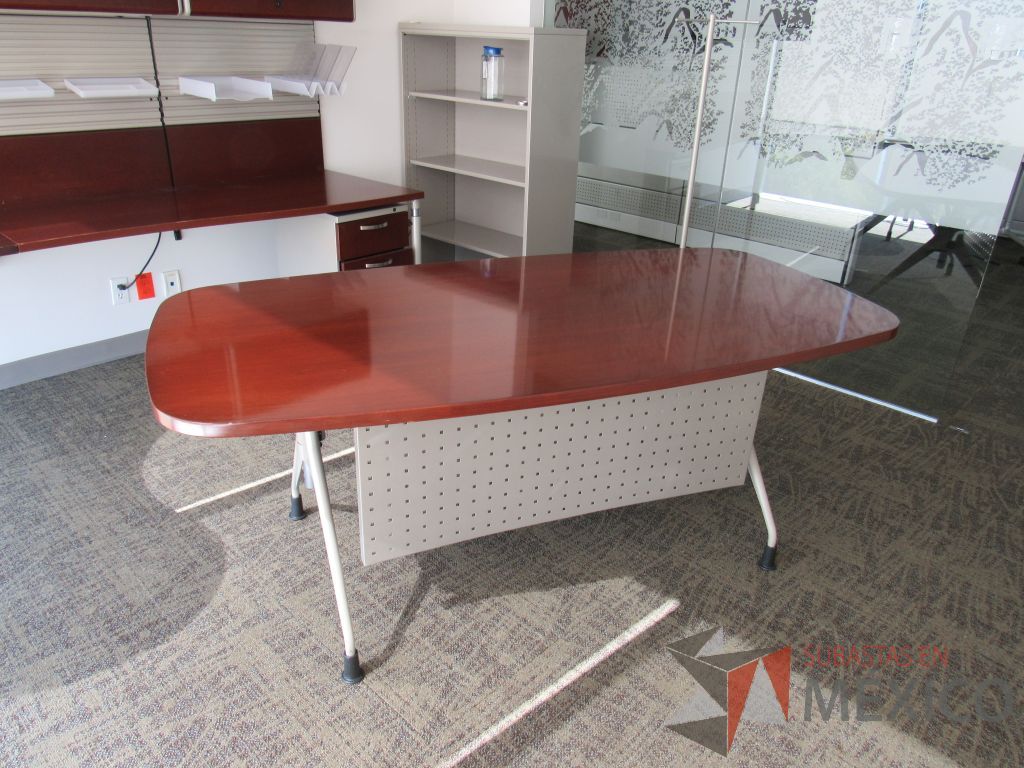 Lote 023 - Mesa de trabajo con 4 patas metálicas y cubierta color café.