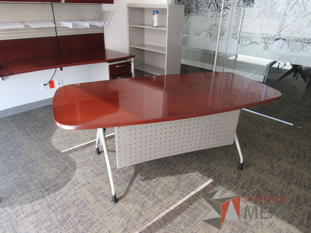 Lote 023 - Mesa de trabajo con 4 patas metálicas y cubierta color café. - Imagen 8