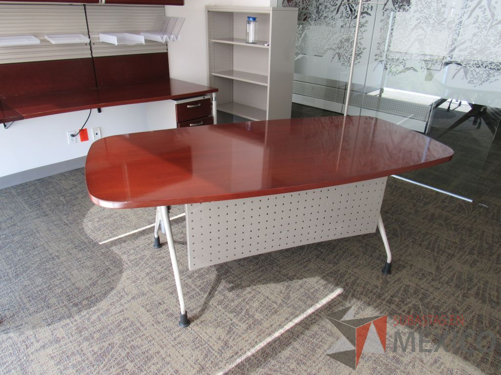 Lote 023 - Mesa de trabajo con 4 patas metálicas y cubierta color café. - Imagen 9