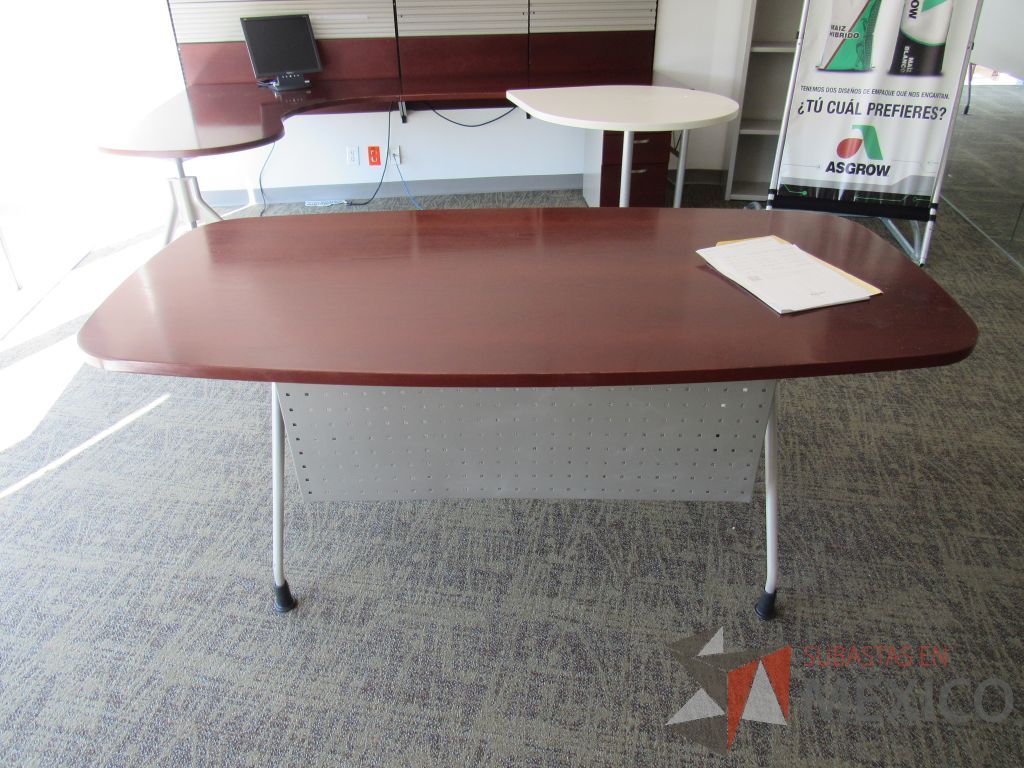 Lote 026 - Mesa de trabajo para 1 persona, con 4 patas metálicas y cubierta color café. - Imagen 2