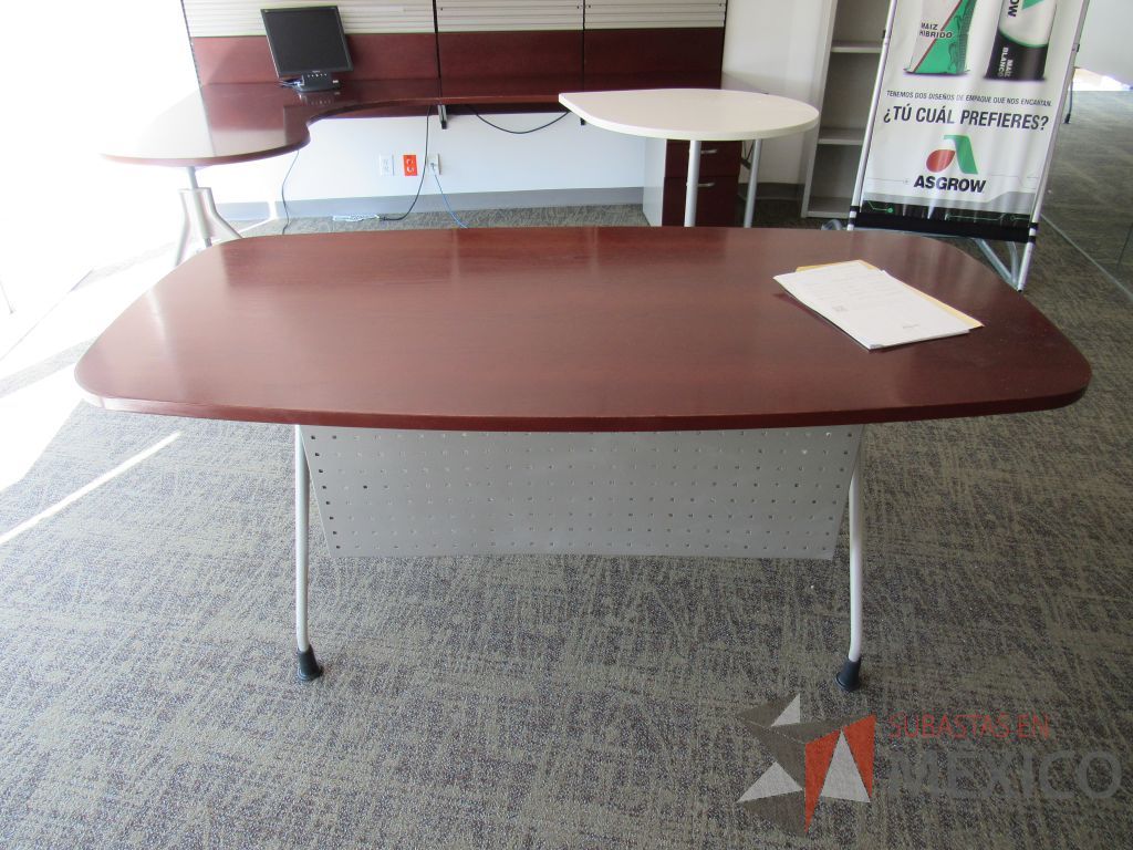 Lote 026 - Mesa de trabajo para 1 persona, con 4 patas metálicas y cubierta color café. - Imagen 3