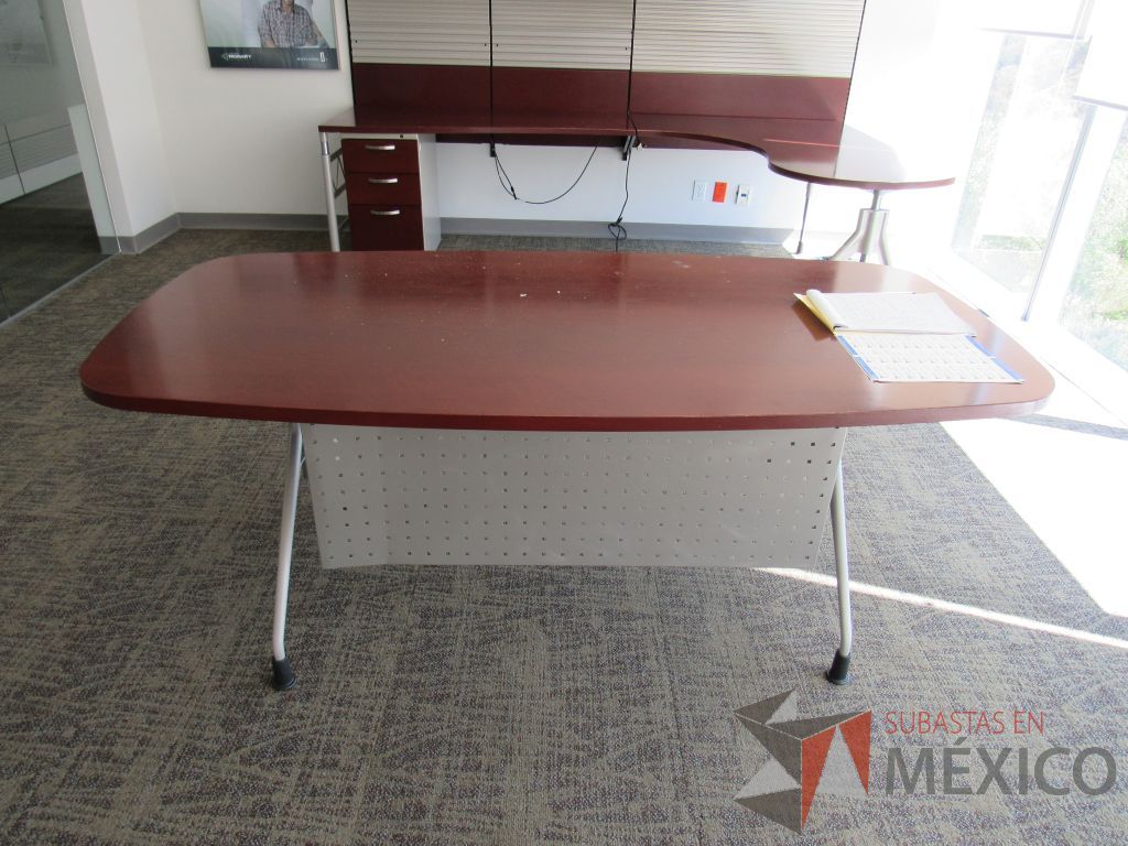 Lote 028 - Mesa de trabajo para 1 persona, con 4 patas metálicas y cubierta color café - Imagen 2