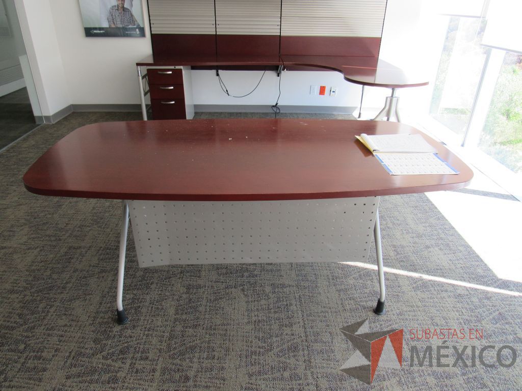 Lote 028 - Mesa de trabajo para 1 persona, con 4 patas metálicas y cubierta color café - Imagen 3