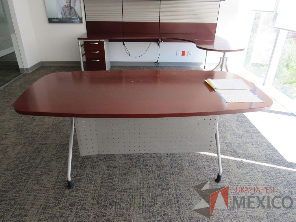 Lote 028 - Mesa de trabajo para 1 persona, con 4 patas metálicas y cubierta color café - Imagen 4