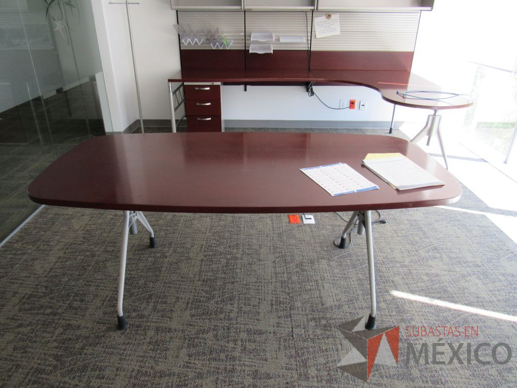 Lote 030 - Mesa de trabajo para 1 persona, con 4 patas metálicas y cubierta color café. - Imagen 2