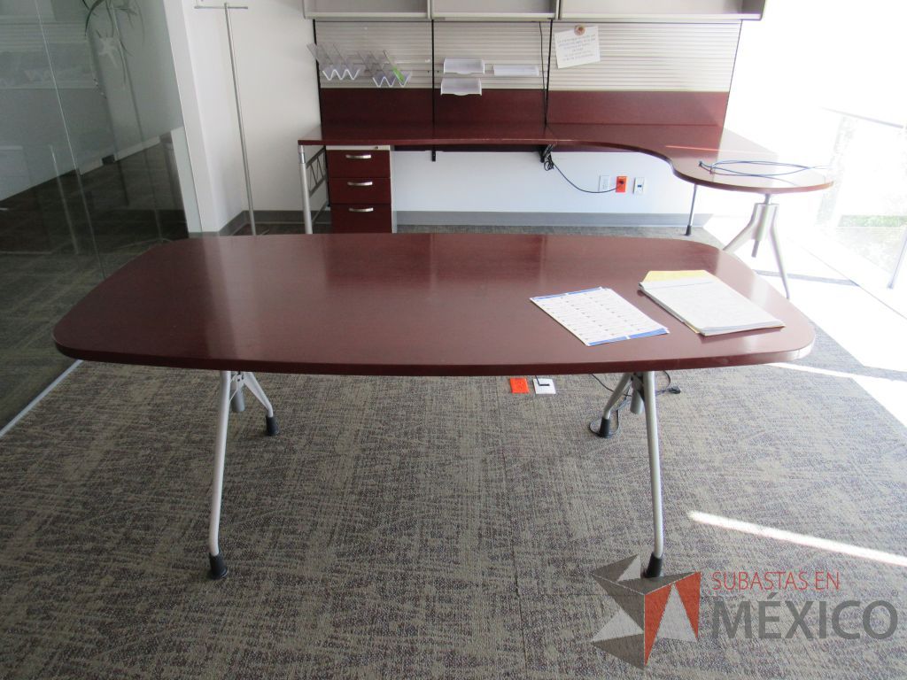 Lote 030 - Mesa de trabajo para 1 persona, con 4 patas metálicas y cubierta color café. - Imagen 3