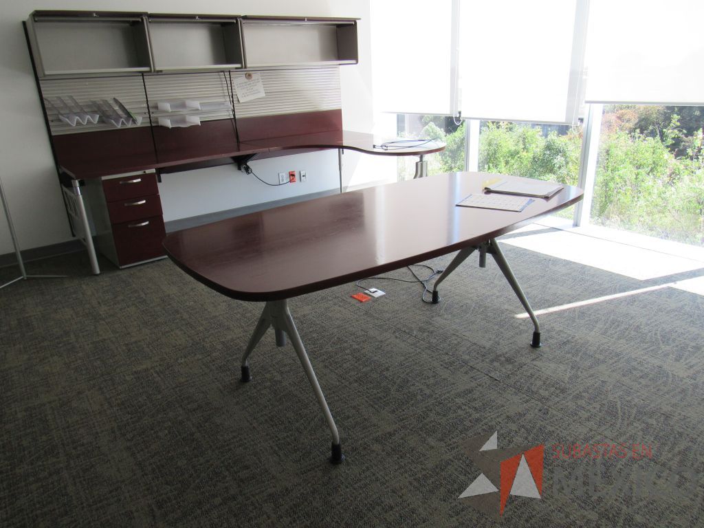 Lote 030 - Mesa de trabajo para 1 persona, con 4 patas metálicas y cubierta color café. - Imagen 4