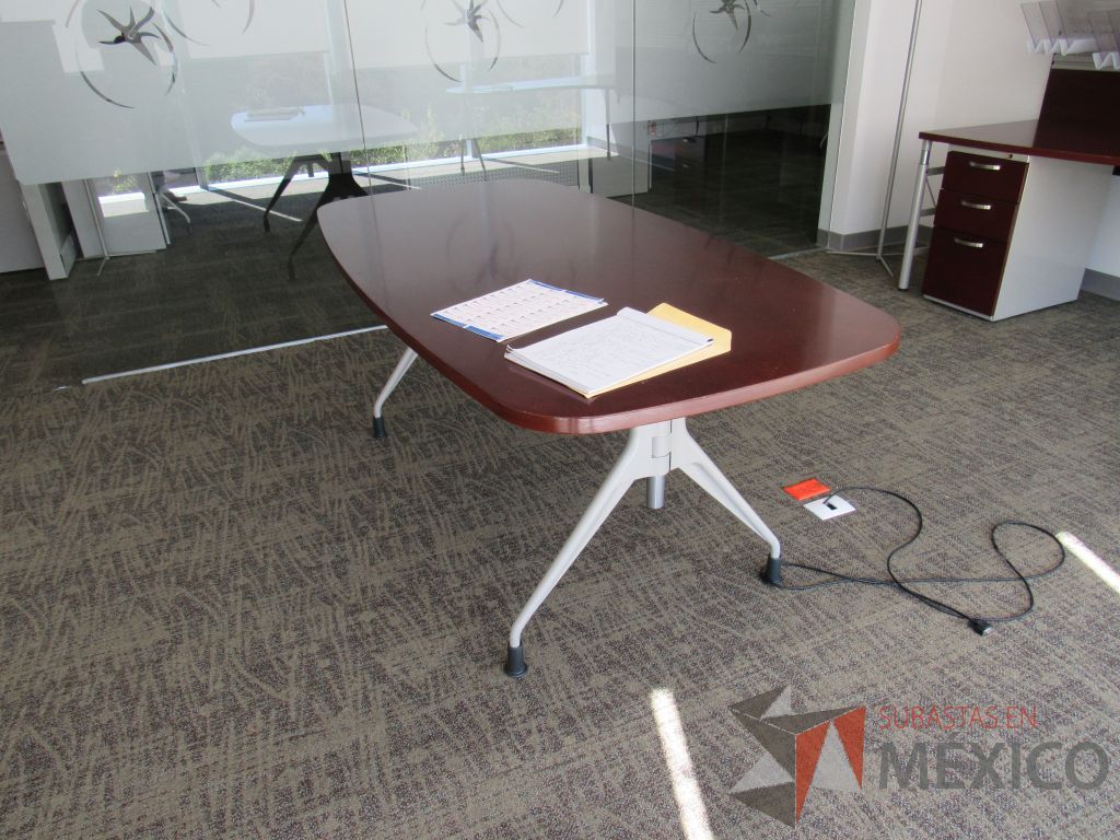 Lote 030 - Mesa de trabajo para 1 persona, con 4 patas metálicas y cubierta color café. - Imagen 5