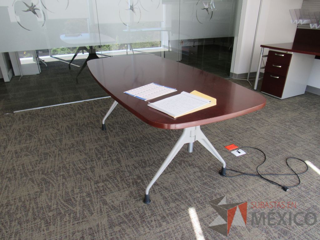 Lote 030 - Mesa de trabajo para 1 persona, con 4 patas metálicas y cubierta color café. - Imagen 6