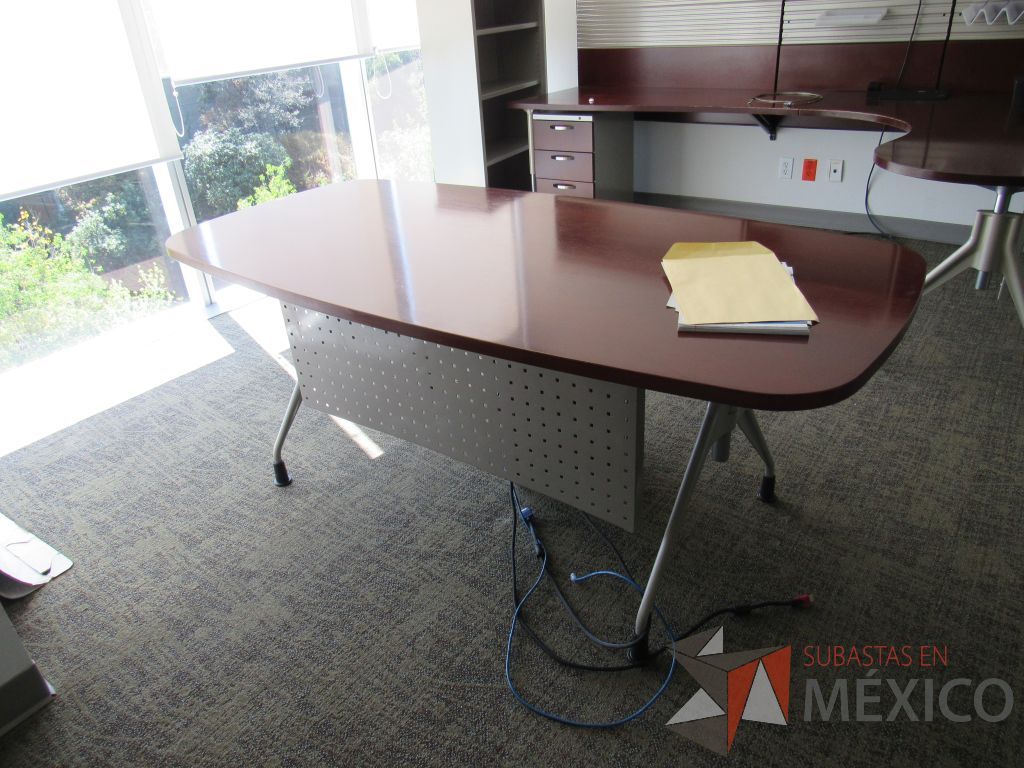 Lote 038 - Mesa de trabajo para 1 persona, con 4 patas metálicas y cubierta color café. - Imagen 2