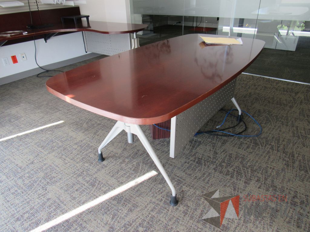 Lote 038 - Mesa de trabajo para 1 persona, con 4 patas metálicas y cubierta color café. - Imagen 3