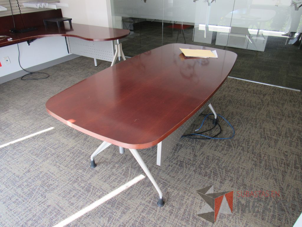 Lote 038 - Mesa de trabajo para 1 persona, con 4 patas metálicas y cubierta color café. - Imagen 4