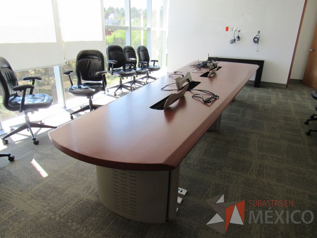 Lote 039 - Mesa de sala de juntas para 12 personas con orificios para cables - Imagen 2