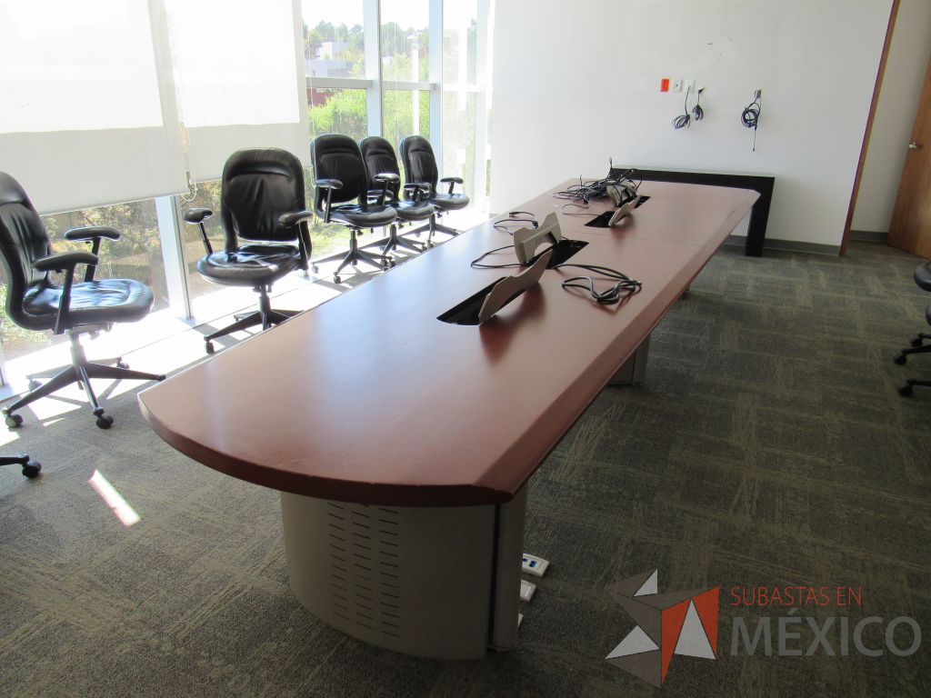 Lote 039 - Mesa de sala de juntas para 12 personas con orificios para cables - Imagen 3