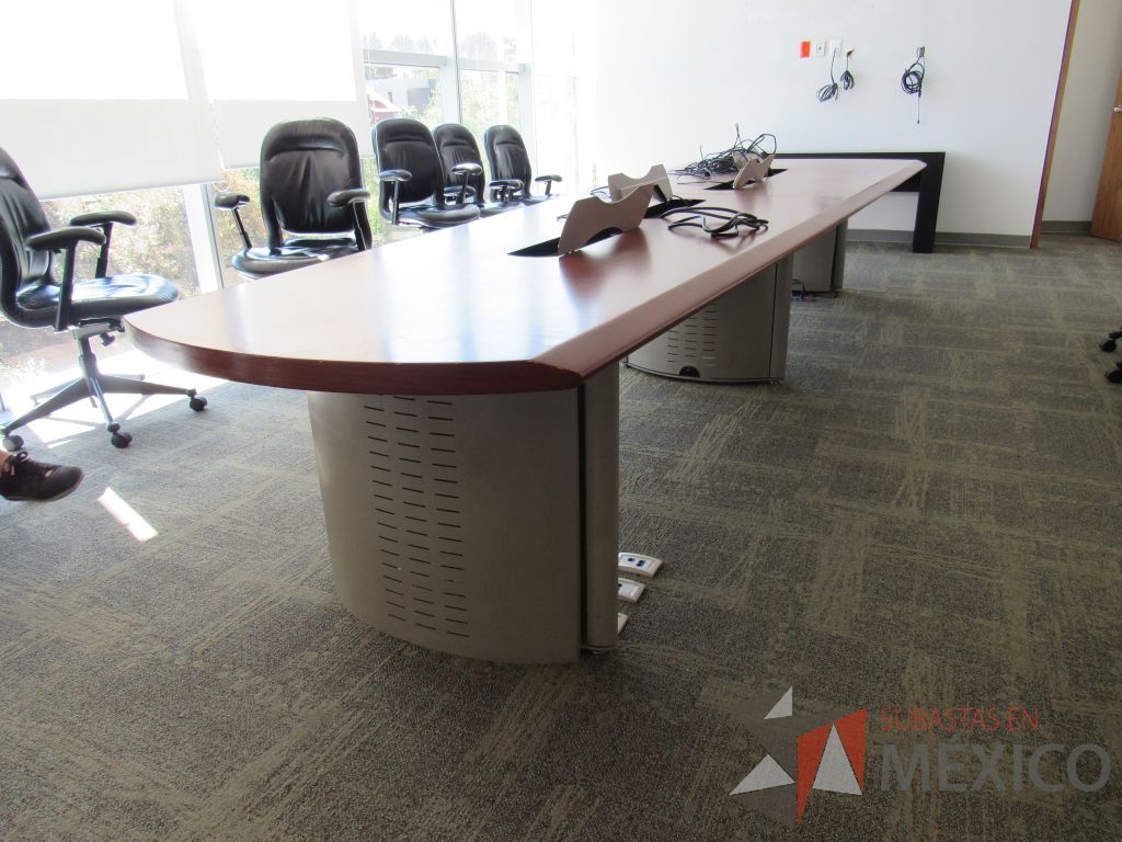 Lote 039 - Mesa de sala de juntas para 12 personas con orificios para cables - Imagen 4