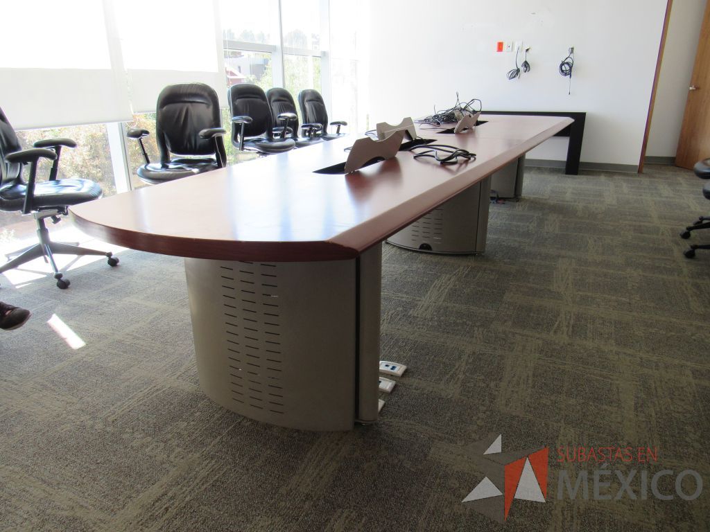 Lote 039 - Mesa de sala de juntas para 12 personas con orificios para cables - Imagen 5