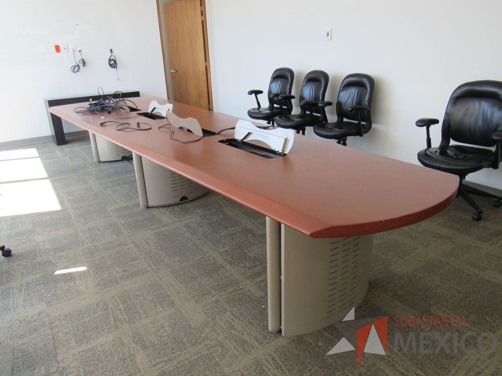 Lote 039 - Mesa de sala de juntas para 12 personas con orificios para cables - Imagen 6
