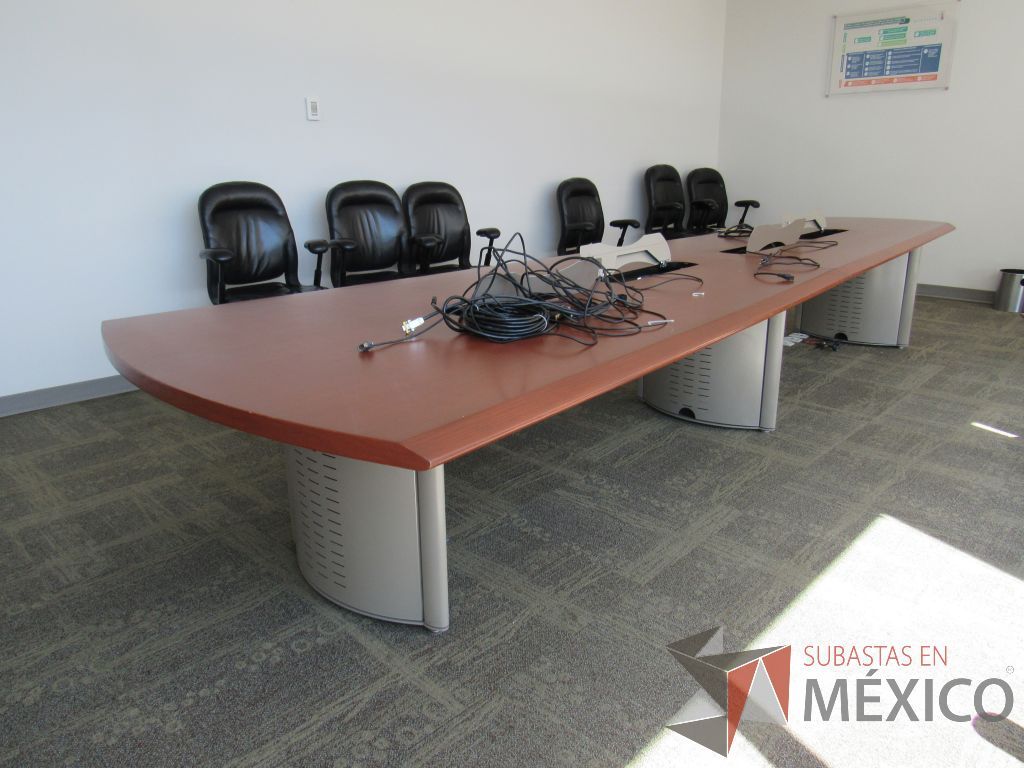 Lote 039 - Mesa de sala de juntas para 12 personas con orificios para cables - Imagen 8