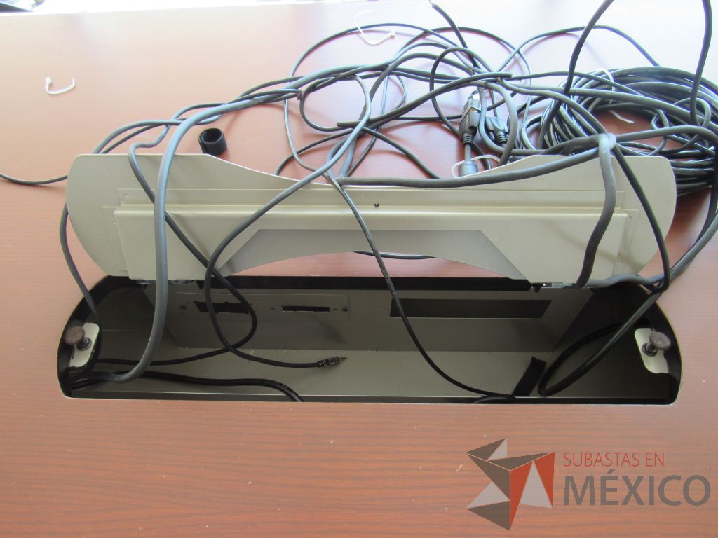 Lote 039 - Mesa de sala de juntas para 12 personas con orificios para cables - Imagen 10