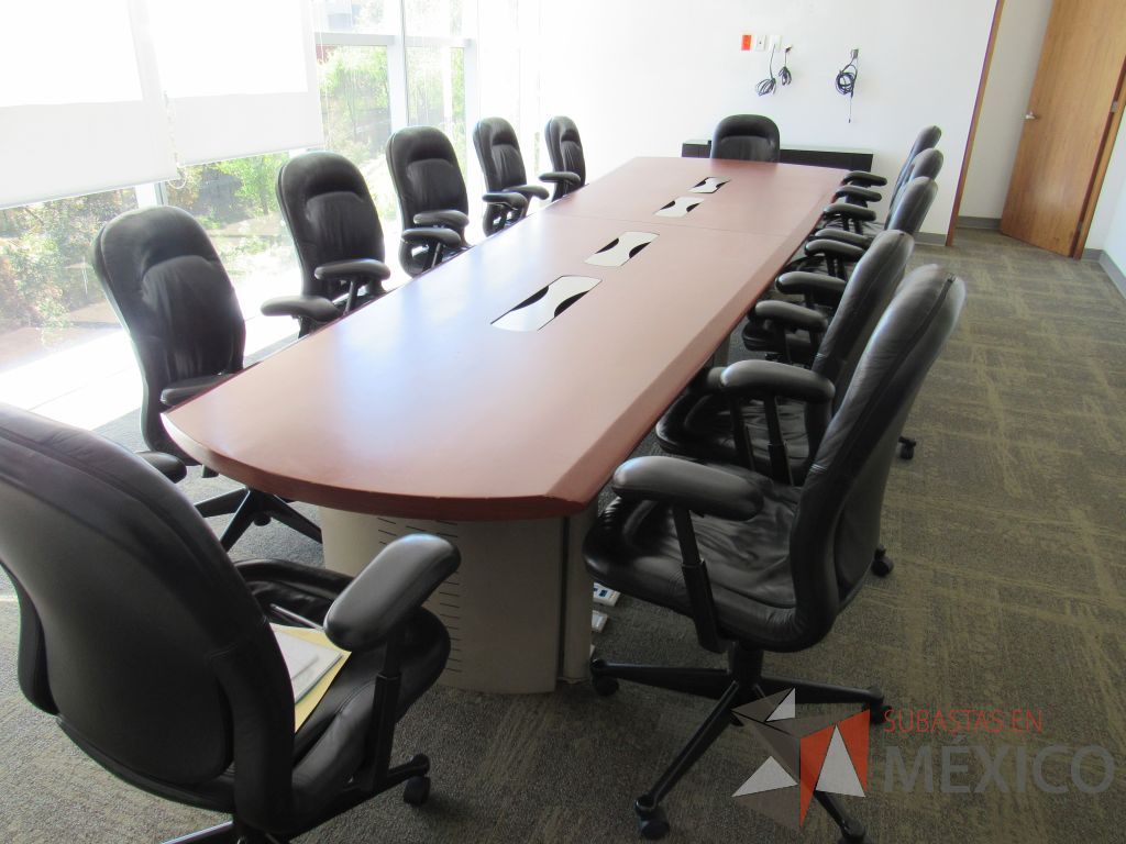 Lote 039 - Mesa de sala de juntas para 12 personas con orificios para cables - Imagen 14