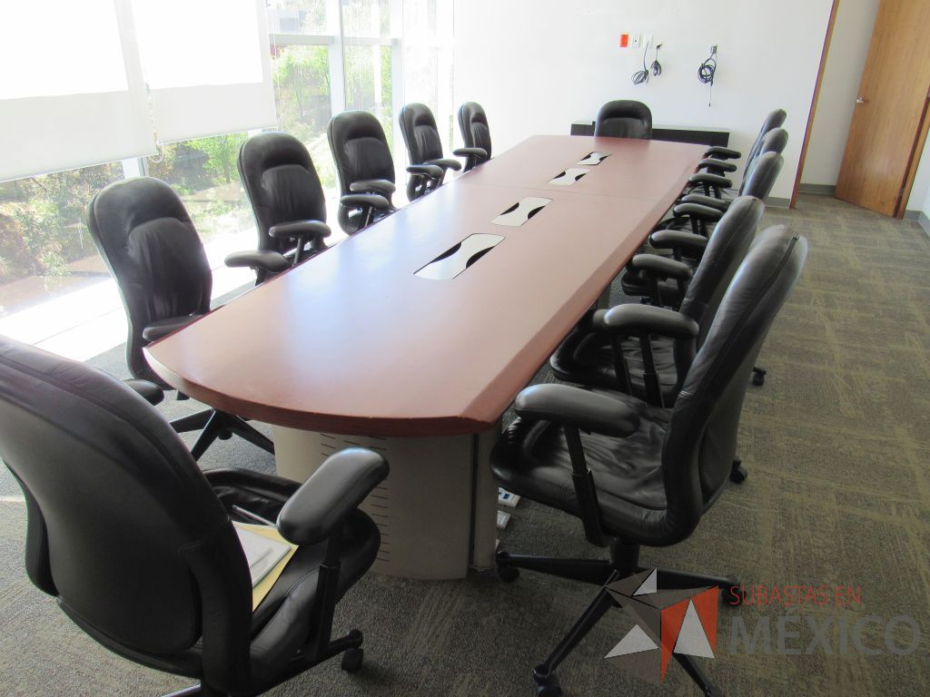 Lote 039 - Mesa de sala de juntas para 12 personas con orificios para cables