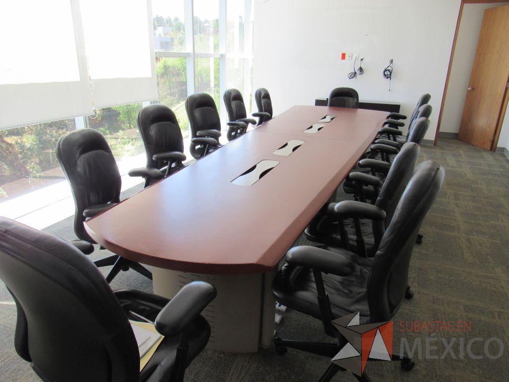 Lote 039 - Mesa de sala de juntas para 12 personas con orificios para cables - Imagen 15