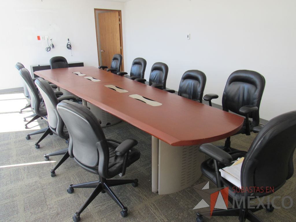 Lote 039 - Mesa de sala de juntas para 12 personas con orificios para cables - Imagen 16