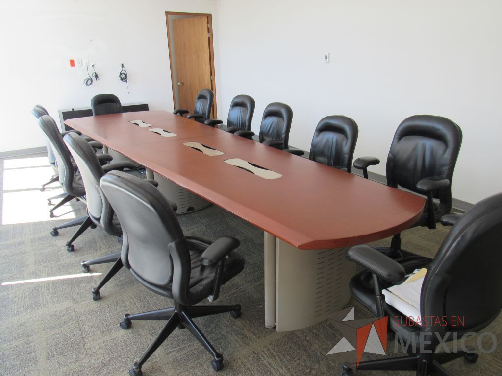 Lote 039 - Mesa de sala de juntas para 12 personas con orificios para cables - Imagen 17