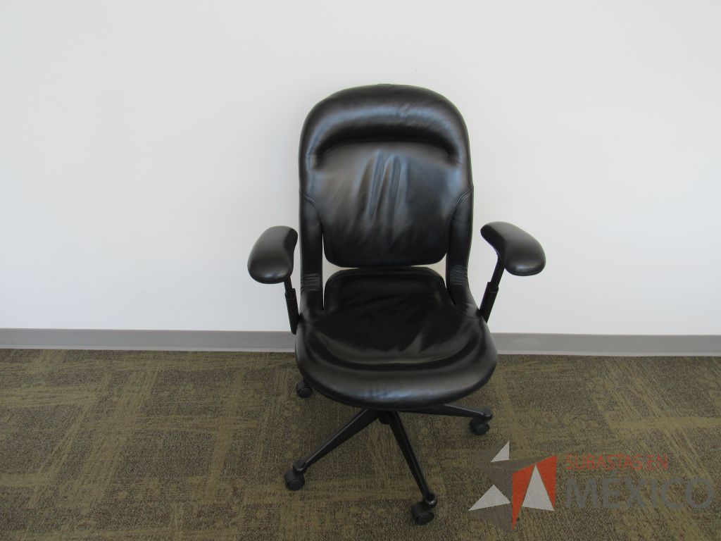 Lote 041 - 6 Sillas ejecutiva con ruedas, asiento y respaldo tipo piel color negro