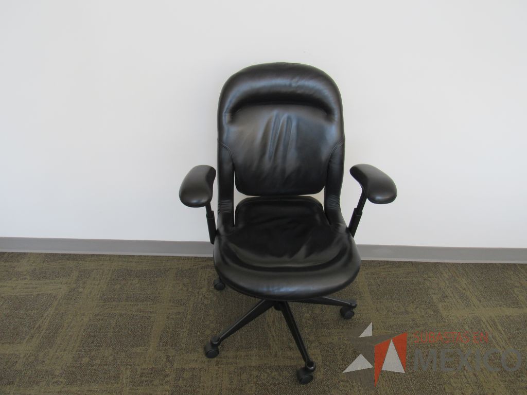 Lote 041 - 6 Sillas ejecutiva con ruedas, asiento y respaldo tipo piel color negro - Imagen 2