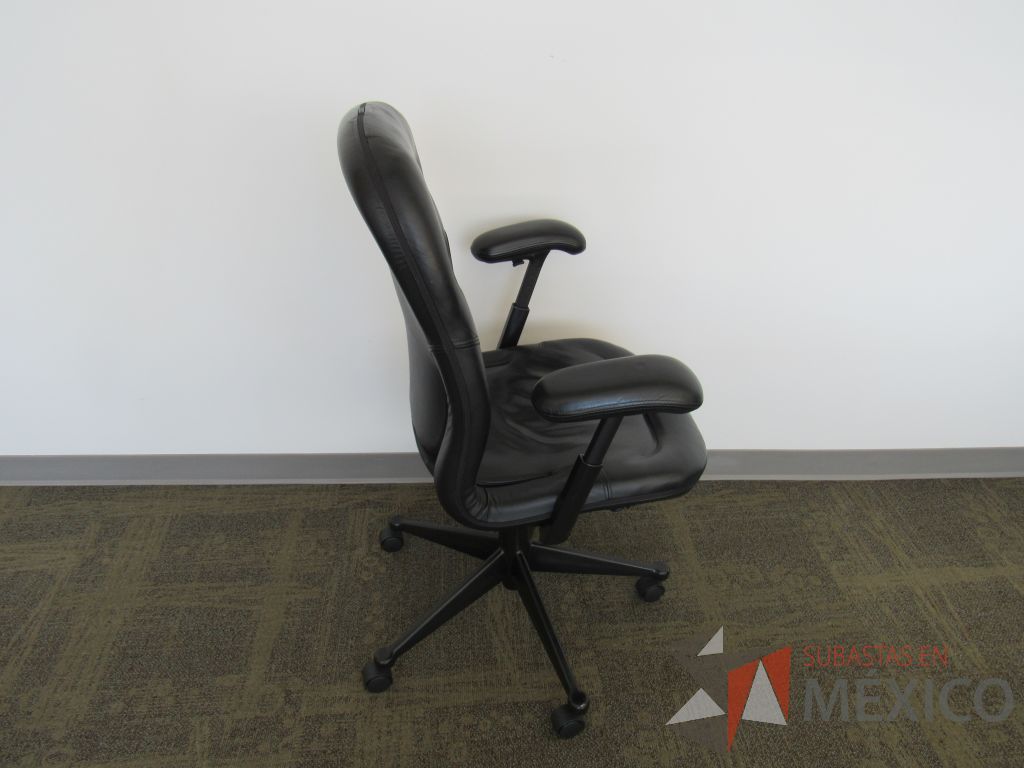 Lote 041 - 6 Sillas ejecutiva con ruedas, asiento y respaldo tipo piel color negro - Imagen 3