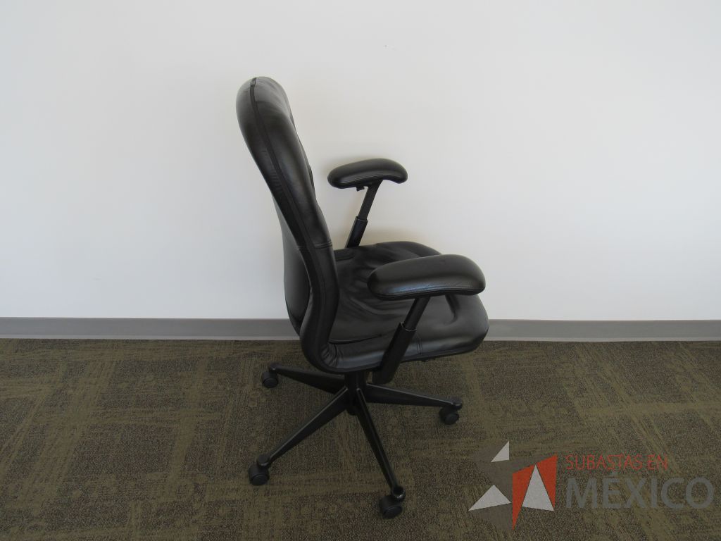 Lote 041 - 6 Sillas ejecutiva con ruedas, asiento y respaldo tipo piel color negro - Imagen 4