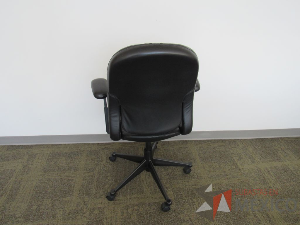 Lote 041 - 6 Sillas ejecutiva con ruedas, asiento y respaldo tipo piel color negro - Imagen 5
