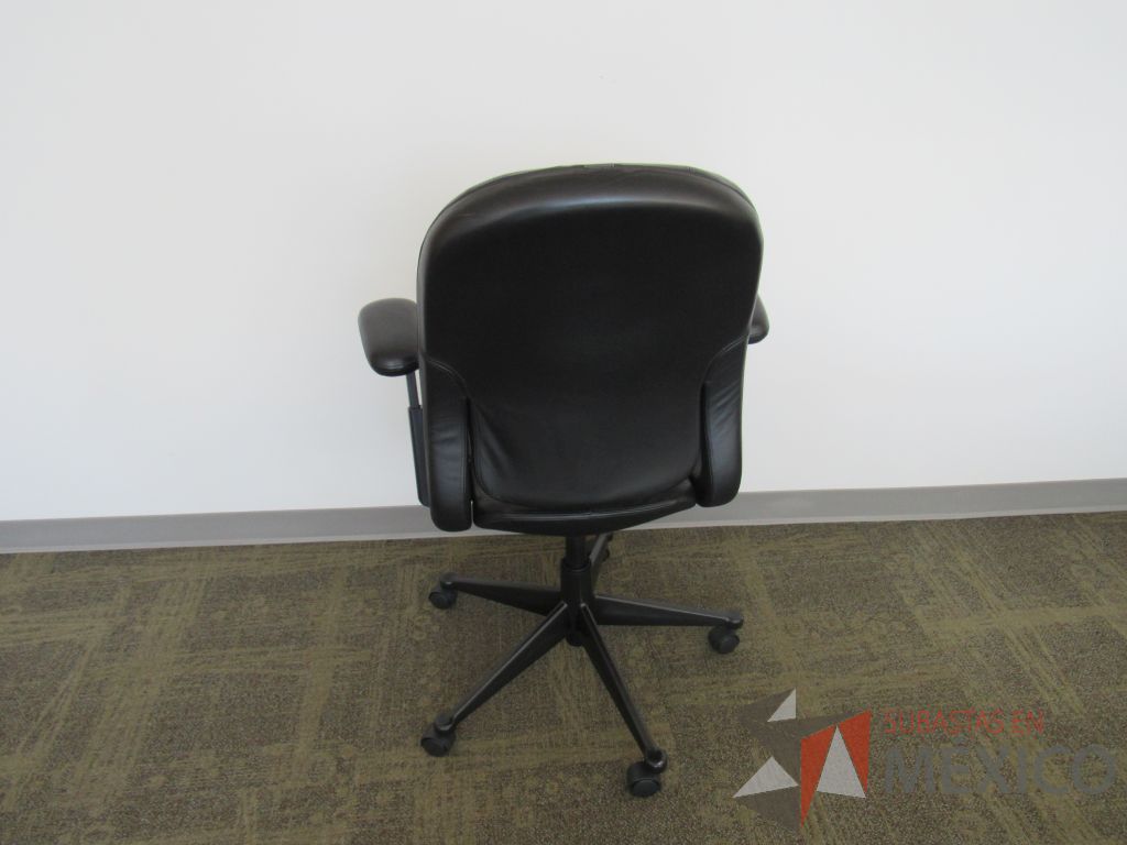 Lote 041 - 6 Sillas ejecutiva con ruedas, asiento y respaldo tipo piel color negro - Imagen 6
