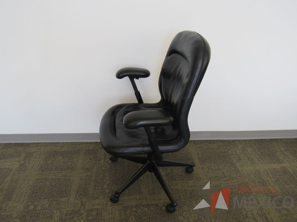 Lote 041 - 6 Sillas ejecutiva con ruedas, asiento y respaldo tipo piel color negro - Imagen 7