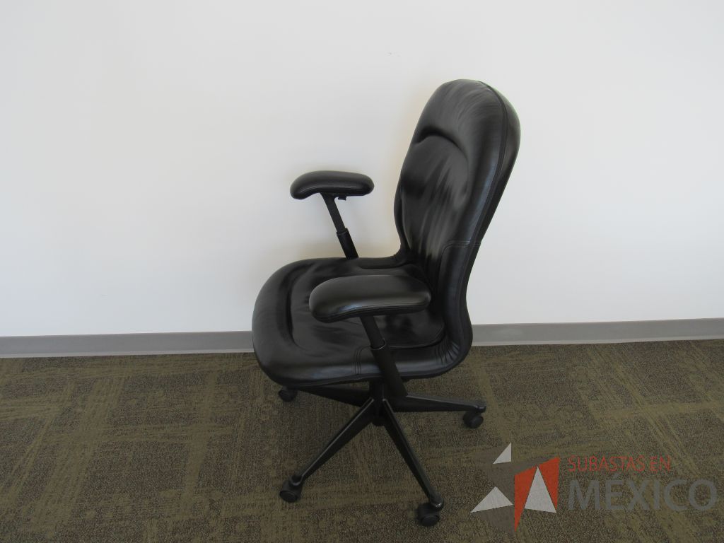 Lote 041 - 6 Sillas ejecutiva con ruedas, asiento y respaldo tipo piel color negro - Imagen 8