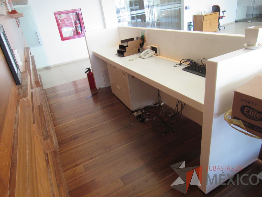 Lote 001 - Mueble de recepción con cubierta tipo mármol y Gabinete con 2 puertas - Imagen 5
