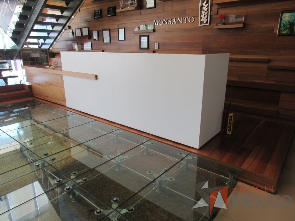Lote 001 - Mueble de recepción con cubierta tipo mármol y Gabinete con 2 puertas