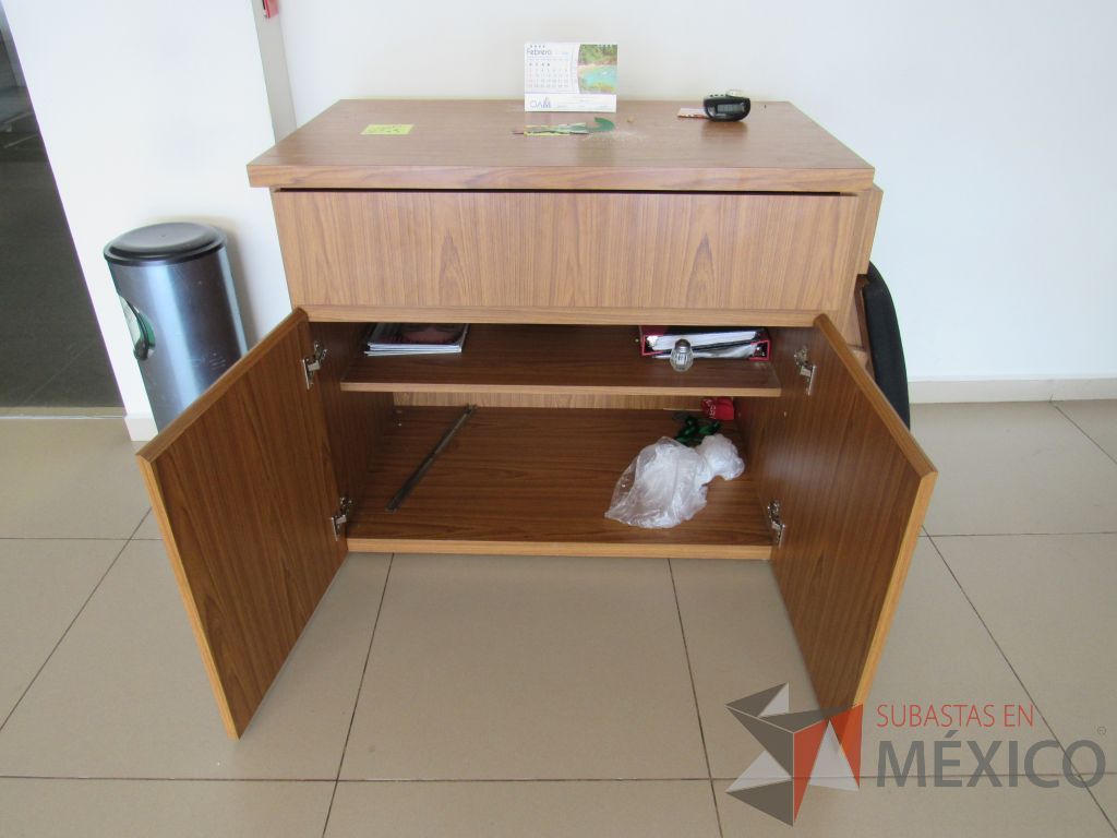 Lote 001 - Mueble de recepción con cubierta tipo mármol y Gabinete con 2 puertas - Imagen 16