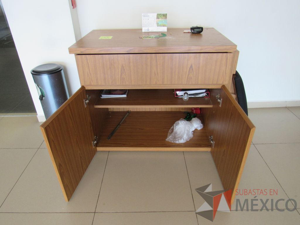 Lote 001 - Mueble de recepción con cubierta tipo mármol y Gabinete con 2 puertas - Imagen 17