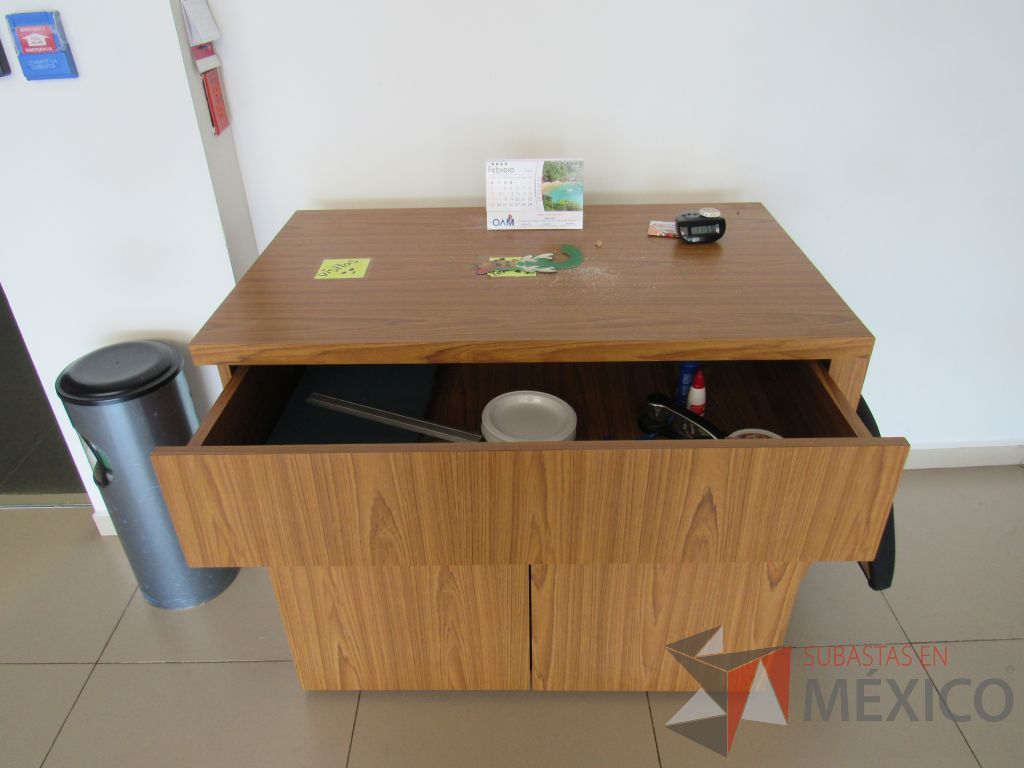 Lote 001 - Mueble de recepción con cubierta tipo mármol y Gabinete con 2 puertas - Imagen 18