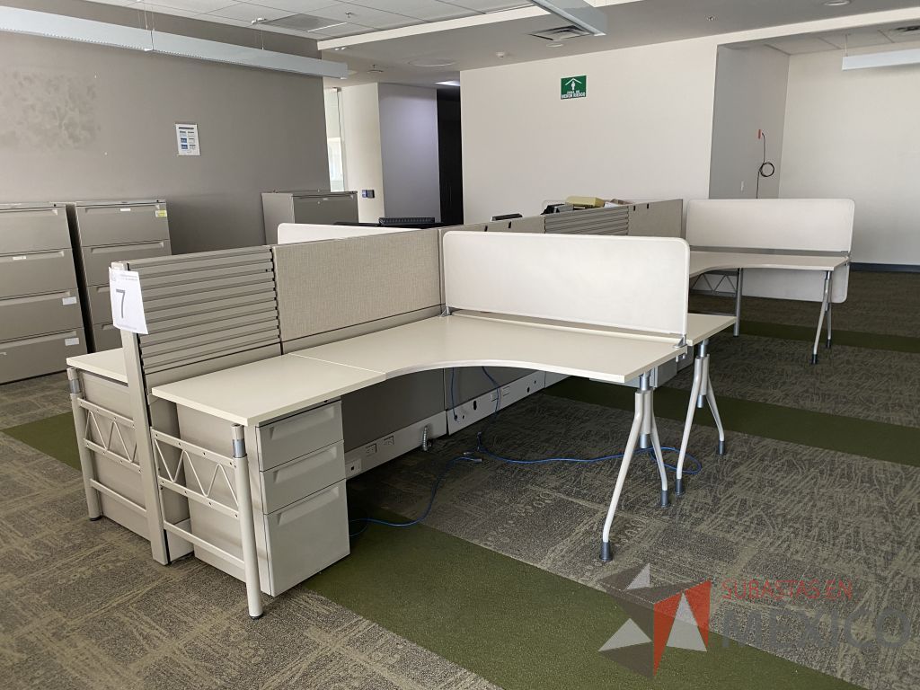 Lote 007 - Estación de trabajo para 6 personas con 6 archiveros verticales