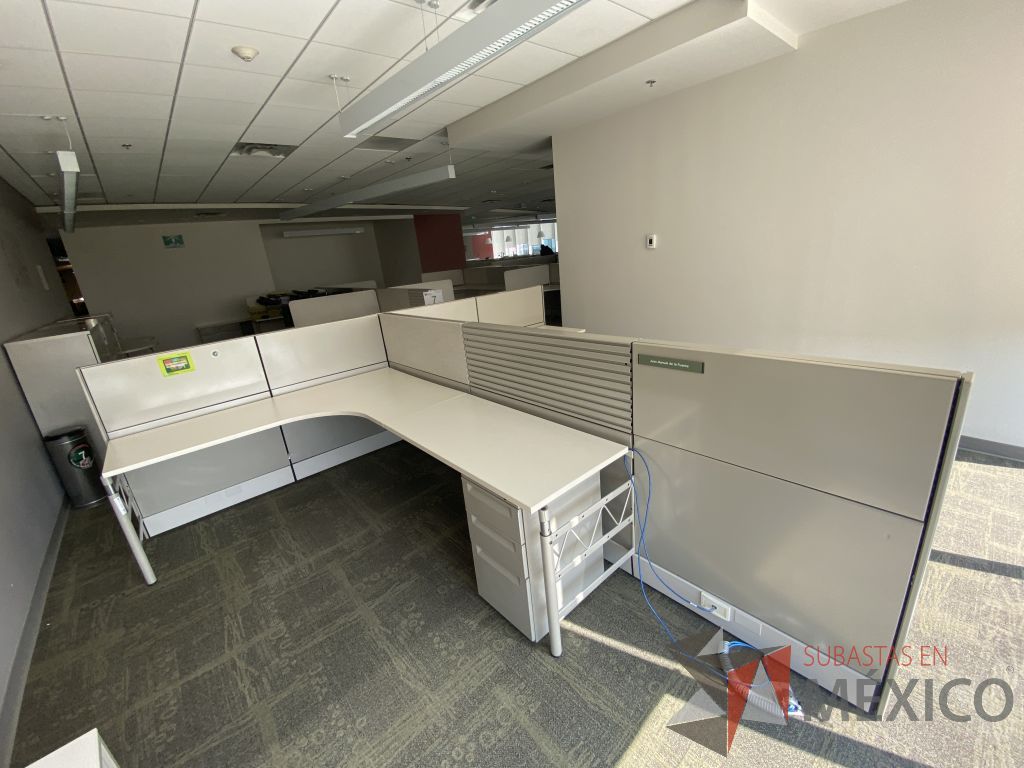 Lote 032 - Estación de trabajo para 2 personas con mampara baja y 2 archiveros