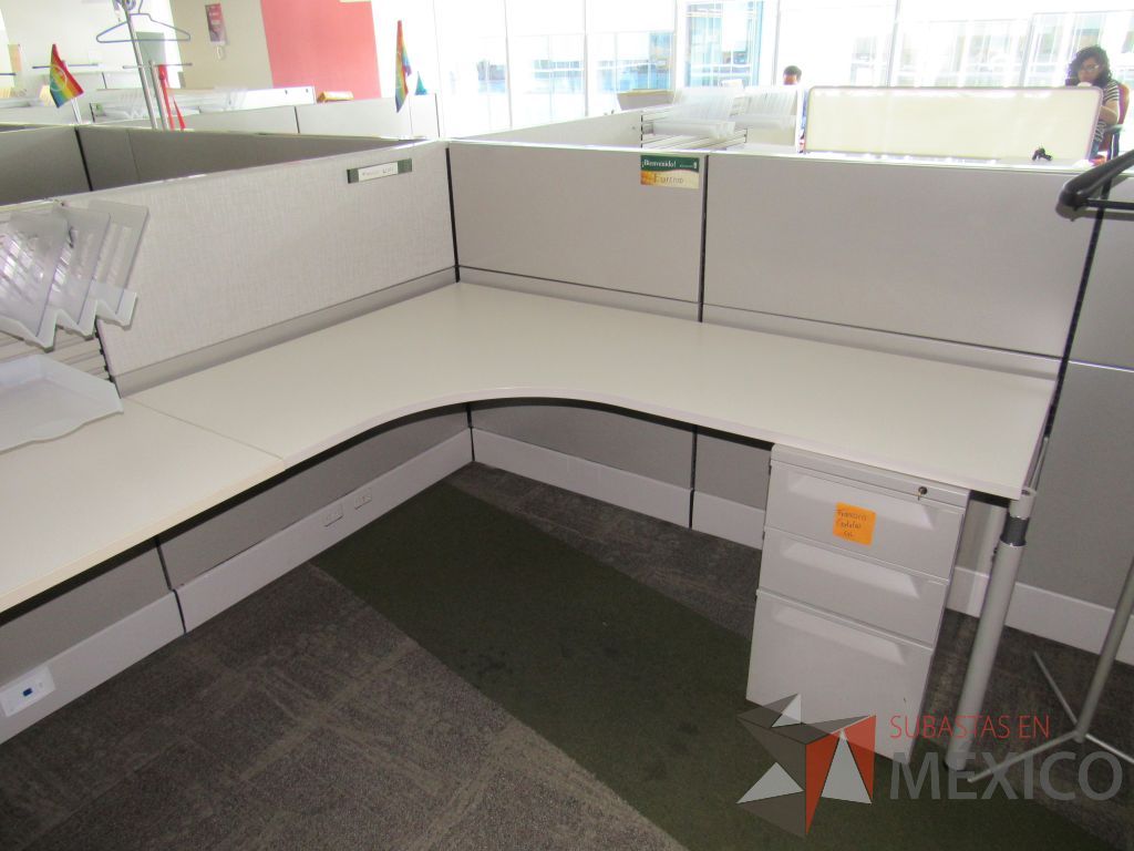 Lote 107 - Estación de trabajo para 10 personas, 10 archiveros de 3 cajones y 5 percheros - Imagen 2