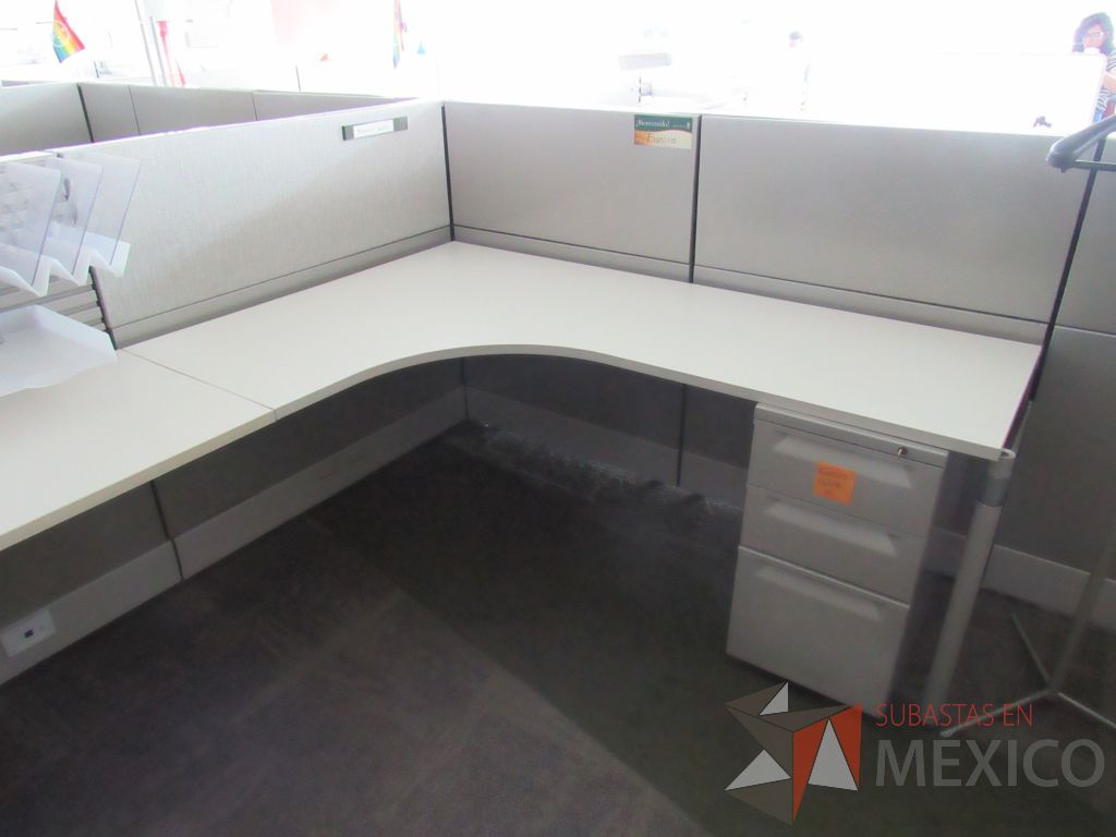 Lote 107 - Estación de trabajo para 10 personas, 10 archiveros de 3 cajones y 5 percheros - Imagen 5