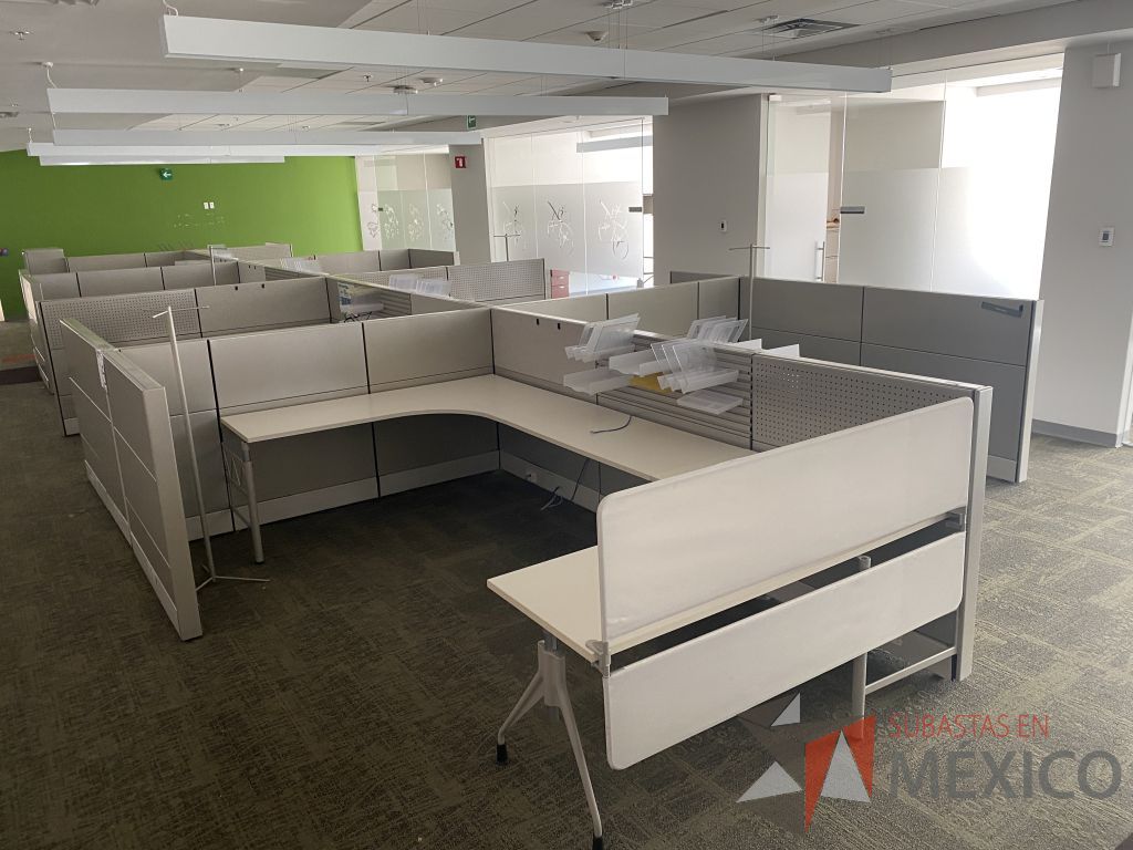 Lote 055 -Estación de trabajo para 17 personas y 12 archiveros de 3 cajones