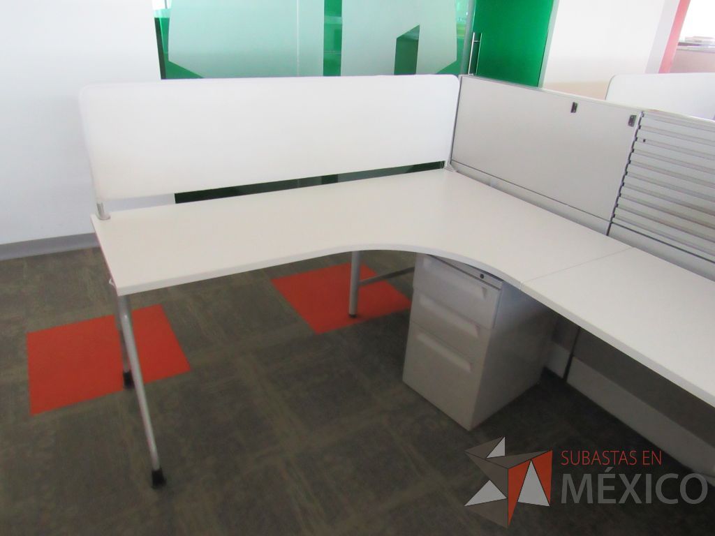 Lote 107 - Estación de trabajo para 10 personas, 10 archiveros de 3 cajones y 5 percheros - Imagen 13