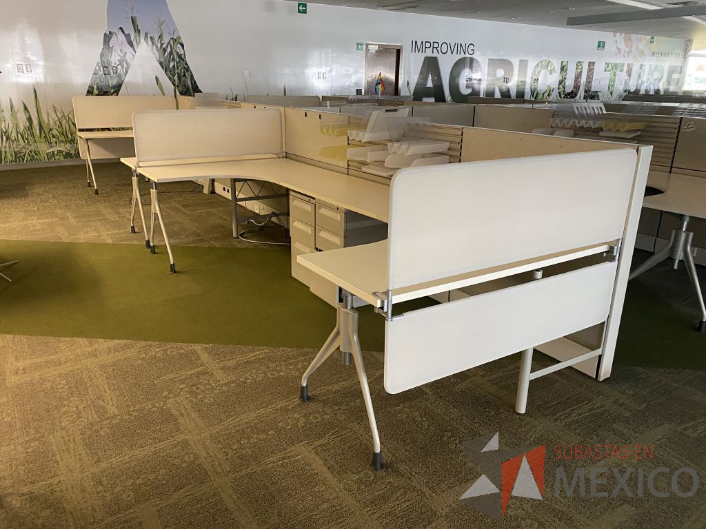 Lote 074 - Estación de trabajo lineal para 4 personas y 4 Credenza con 2 cajones y 1 entrepaño. - Imagen 12