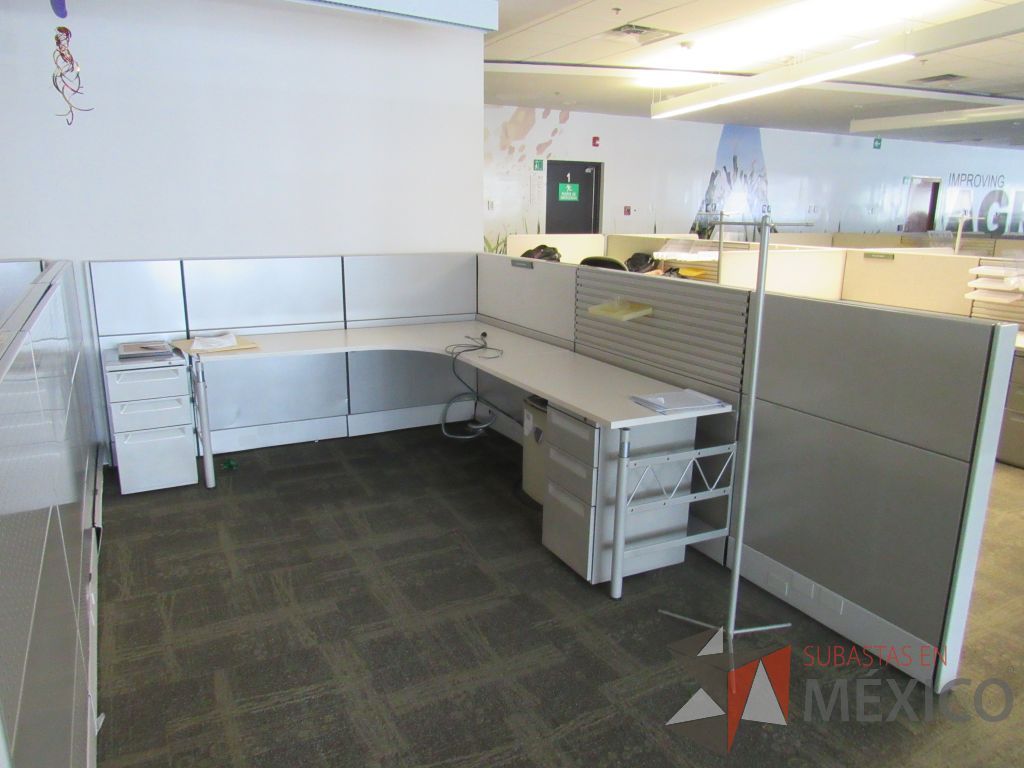 Lote 072 - Estación de trabajo para 1 persona y Credenza con 2 cajones y 1 entrepaño. - Imagen 4