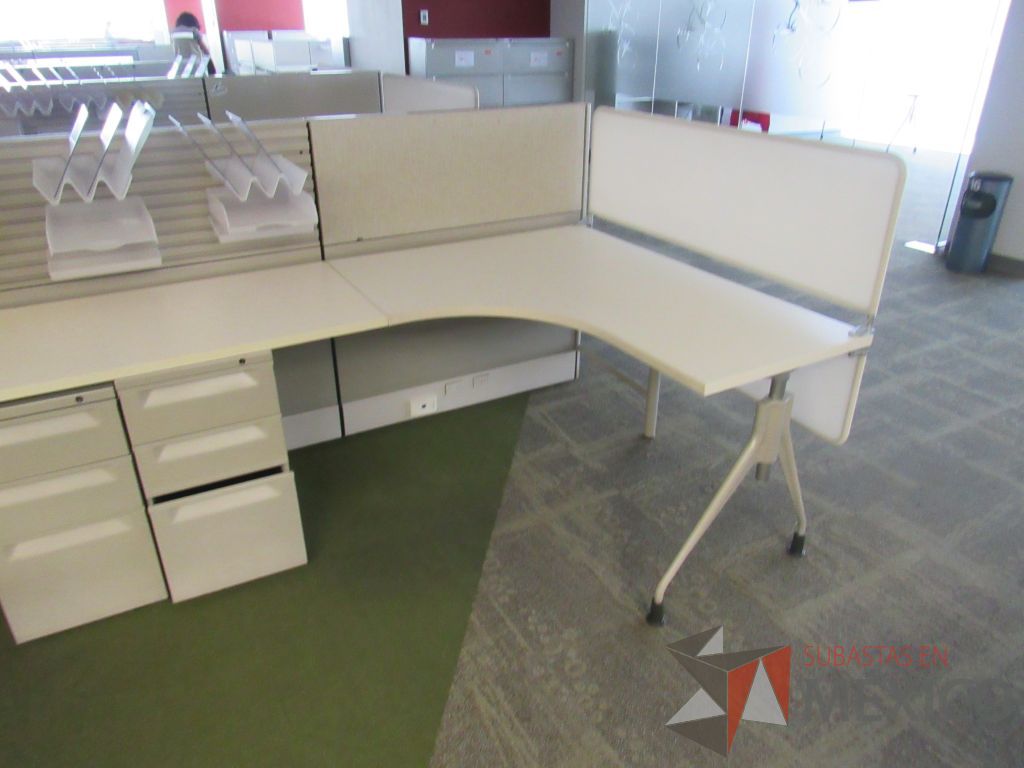 Lote 074 - Estación de trabajo lineal para 4 personas y 4 Credenza con 2 cajones y 1 entrepaño. - Imagen 5